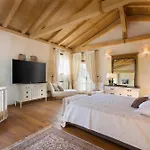 Lou Villa *