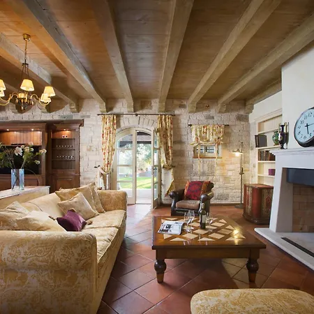 Lou Villa